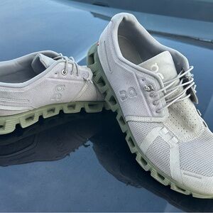 On Running Men's cloud 5 Gray Athletic Shoes